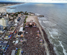 Gusttavo Lima faz show de 3 horas para multidão de 265 mil pessoas na praia de Matinhos