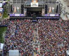 Gusttavo Lima faz show de 3 horas para multidão de 265 mil pessoas na praia de Matinhos