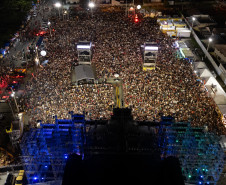 Gustavo Mioto e Jiraya Uai fazem shows cheios de interação em Pontal do Paraná
