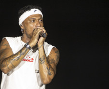 Atitude 67 e Kamisa 10 fazem noite de pagode em dose dupla em Pontal do Paraná