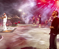 Atitude 67 e Kamisa 10 fazem noite de pagode em dose dupla em Pontal do Paraná