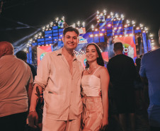 Raça Negra supera público de 2 anos atrás e canta para coral de 118 mil pessoas em Matinhos