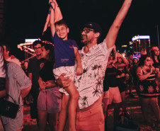 Raça Negra supera público de 2 anos atrás e canta para coral de 118 mil pessoas em Matinhos