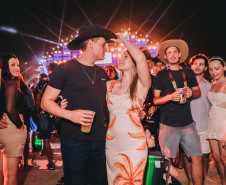 Raça Negra supera público de 2 anos atrás e canta para coral de 118 mil pessoas em Matinhos