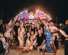 Raça Negra supera público de 2 anos atrás e canta para coral de 118 mil pessoas em Matinhos