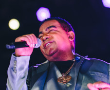 Raça Negra supera público de 2 anos atrás e canta para coral de 118 mil pessoas em Matinhos