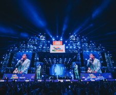 Raça Negra supera público de 2 anos atrás e canta para coral de 118 mil pessoas em Matinhos