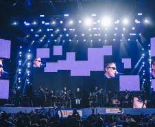 Fábio Jr. celebra o romantismo com show para 144 mil pessoas em Matinhos