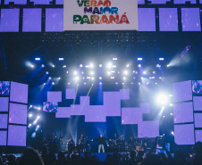 Fábio Jr. celebra o romantismo com show para 144 mil pessoas em Matinhos