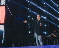 Fábio Jr. celebra o romantismo com show para 144 mil pessoas em Matinhos