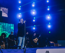 Fábio Jr. celebra o romantismo com show para 144 mil pessoas em Matinhos