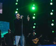 Fábio Jr. celebra o romantismo com show para 144 mil pessoas em Matinhos