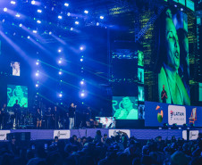 Fábio Jr. celebra o romantismo com show para 144 mil pessoas em Matinhos