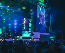 Fábio Jr. celebra o romantismo com show para 144 mil pessoas em Matinhos