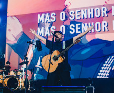 Novidade no Verão Maior, gospel de Fernandinho leva 62 mil pessoas a Matinhos