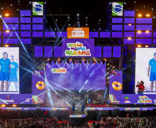 Raça Negra supera público de 2 anos atrás e canta para coral de 118 mil pessoas em Matinhos