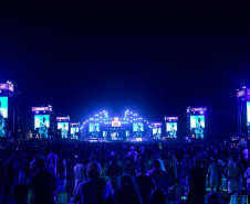 Raça Negra supera público de 2 anos atrás e canta para coral de 118 mil pessoas em Matinhos