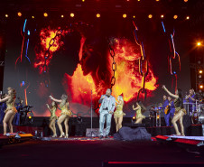 Raça Negra supera público de 2 anos atrás e canta para coral de 118 mil pessoas em Matinhos