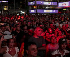 Raça Negra supera público de 2 anos atrás e canta para coral de 118 mil pessoas em Matinhos