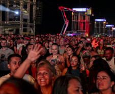 Raça Negra supera público de 2 anos atrás e canta para coral de 118 mil pessoas em Matinhos
