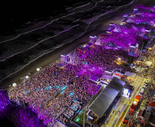 Raça Negra supera público de 2 anos atrás e canta para coral de 118 mil pessoas em Matinhos