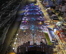 Raça Negra supera público de 2 anos atrás e canta para coral de 118 mil pessoas em Matinhos