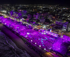 Raça Negra supera público de 2 anos atrás e canta para coral de 118 mil pessoas em Matinhos