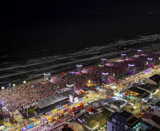 Raça Negra supera público de 2 anos atrás e canta para coral de 118 mil pessoas em Matinhos