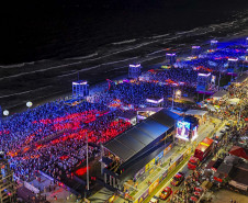 Raça Negra supera público de 2 anos atrás e canta para coral de 118 mil pessoas em Matinhos