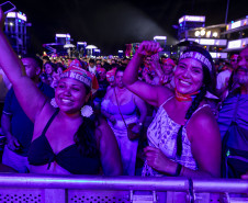 Raça Negra supera público de 2 anos atrás e canta para coral de 118 mil pessoas em Matinhos