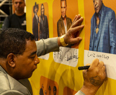 Raça Negra supera público de 2 anos atrás e canta para coral de 118 mil pessoas em Matinhos