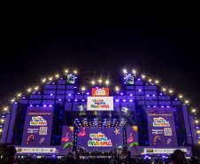 Raça Negra supera público de 2 anos atrás e canta para coral de 118 mil pessoas em Matinhos