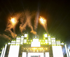 Raça Negra supera público de 2 anos atrás e canta para coral de 118 mil pessoas em Matinhos