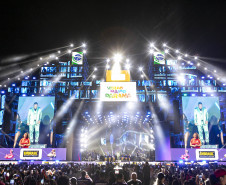 Raça Negra supera público de 2 anos atrás e canta para coral de 118 mil pessoas em Matinhos