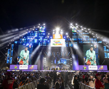 Raça Negra supera público de 2 anos atrás e canta para coral de 118 mil pessoas em Matinhos