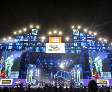 Raça Negra supera público de 2 anos atrás e canta para coral de 118 mil pessoas em Matinhos