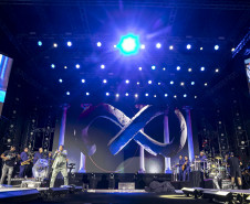 Raça Negra supera público de 2 anos atrás e canta para coral de 118 mil pessoas em Matinhos