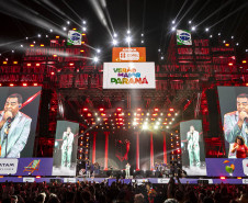 Raça Negra supera público de 2 anos atrás e canta para coral de 118 mil pessoas em Matinhos