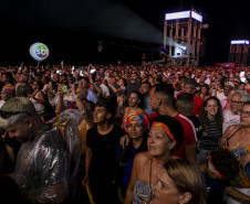 Raça Negra supera público de 2 anos atrás e canta para coral de 118 mil pessoas em Matinhos