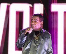 Raça Negra supera público de 2 anos atrás e canta para coral de 118 mil pessoas em Matinhos