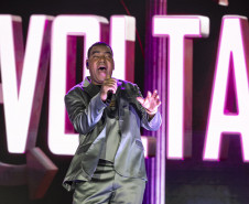 Raça Negra supera público de 2 anos atrás e canta para coral de 118 mil pessoas em Matinhos