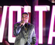 Raça Negra supera público de 2 anos atrás e canta para coral de 118 mil pessoas em Matinhos