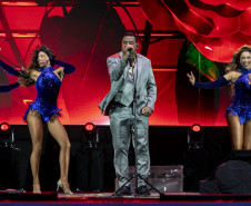 Raça Negra supera público de 2 anos atrás e canta para coral de 118 mil pessoas em Matinhos