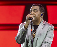 Raça Negra supera público de 2 anos atrás e canta para coral de 118 mil pessoas em Matinhos