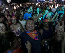 Raça Negra supera público de 2 anos atrás e canta para coral de 118 mil pessoas em Matinhos