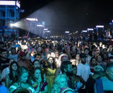 Raça Negra supera público de 2 anos atrás e canta para coral de 118 mil pessoas em Matinhos