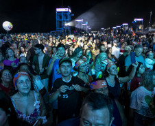 Raça Negra supera público de 2 anos atrás e canta para coral de 118 mil pessoas em Matinhos