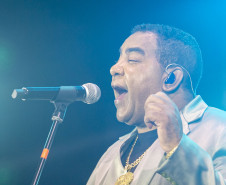 Raça Negra supera público de 2 anos atrás e canta para coral de 118 mil pessoas em Matinhos