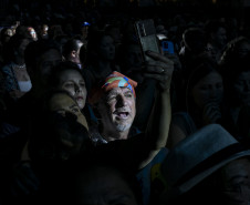 Raça Negra supera público de 2 anos atrás e canta para coral de 118 mil pessoas em Matinhos