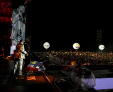 Raça Negra supera público de 2 anos atrás e canta para coral de 118 mil pessoas em Matinhos